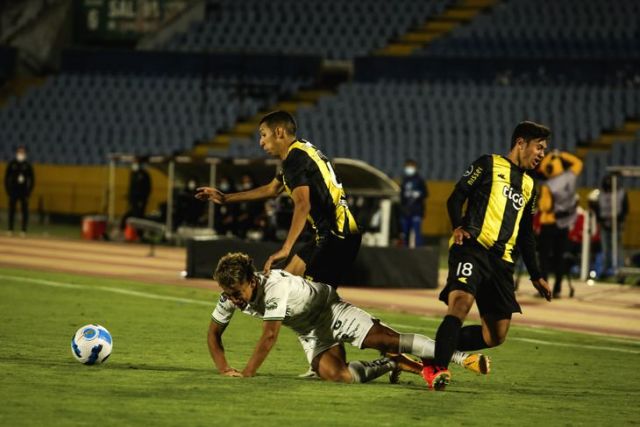 Guaraní cae ante un Orense con 10 jugadores