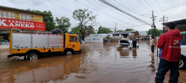 Bomberos no descansan y pasan del fuego a los rescates acuáticos