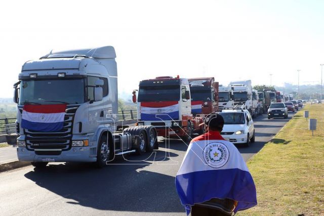 Camioneros anuncian paro en protesta al incremento del precio del combustible